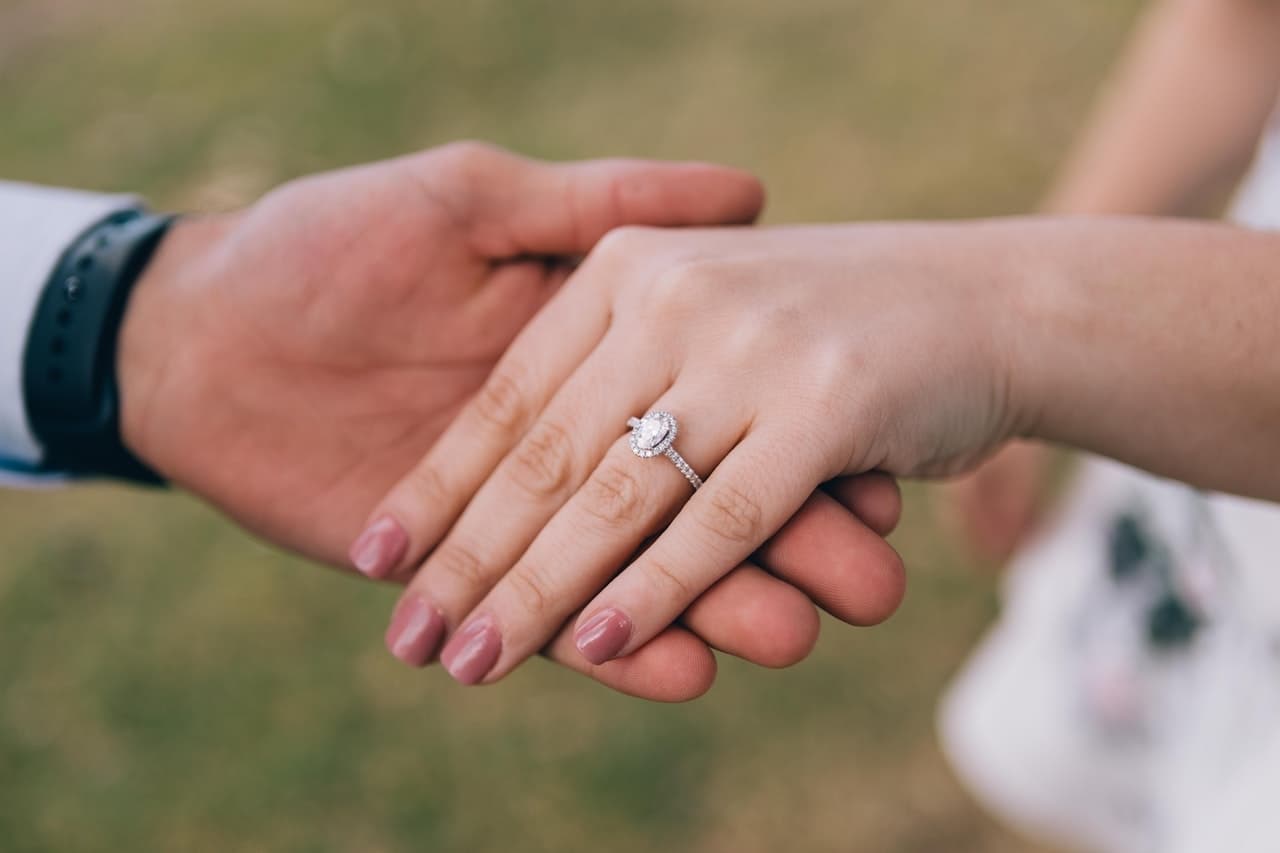 Cuánto debe costar un anillo de compromiso