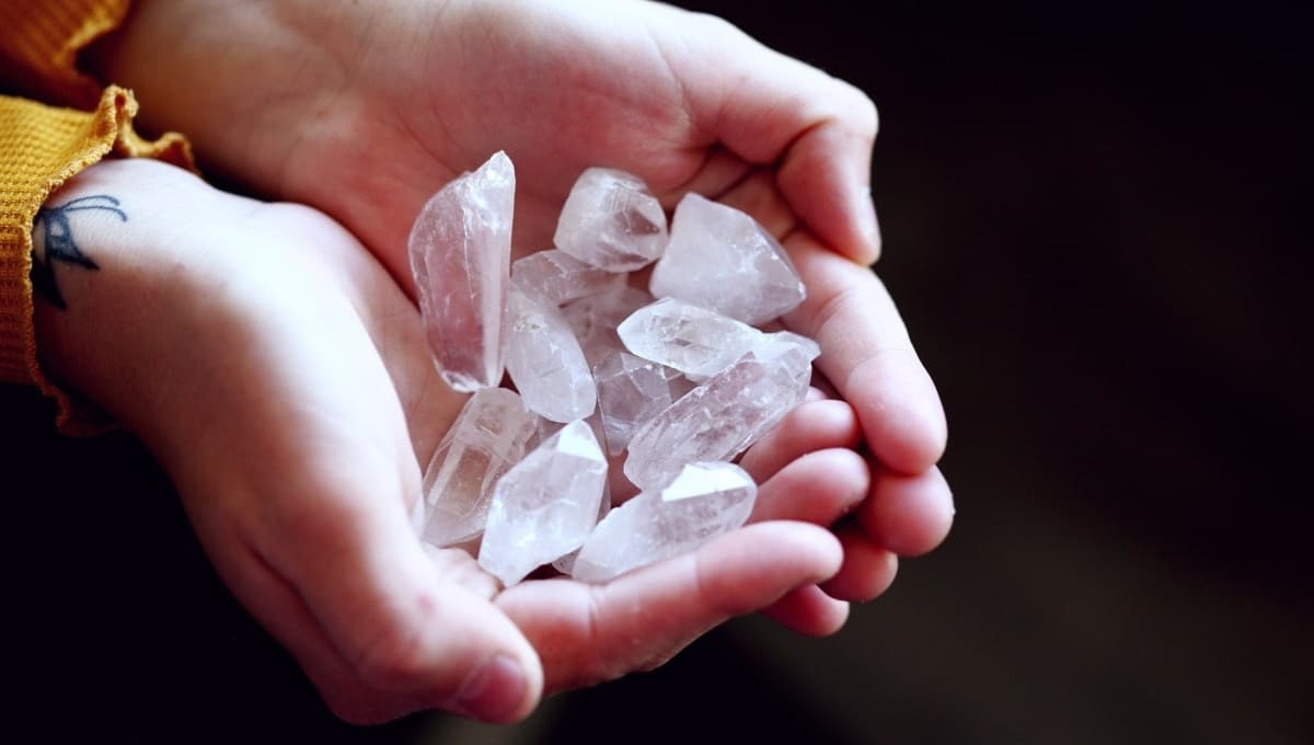 ¿Cómo limpiar la energía de tus cuarzos y cristales paso a paso?