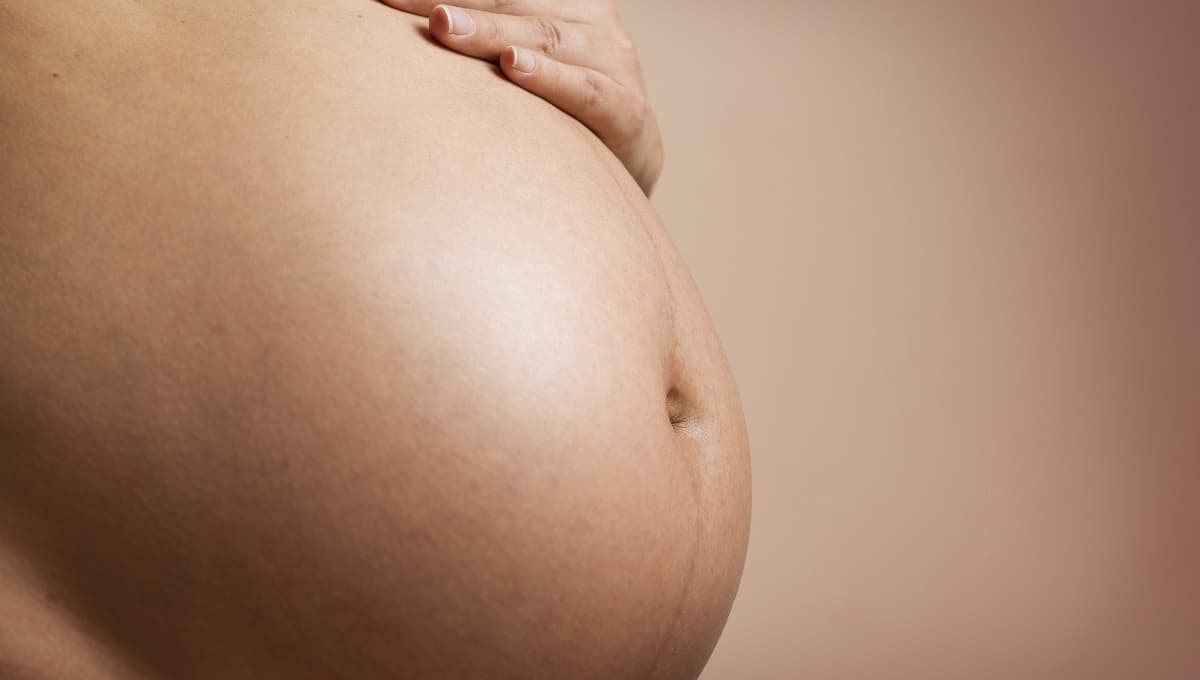 ¿Por qué sale una línea oscura en la panza cuando estás embarazada?
