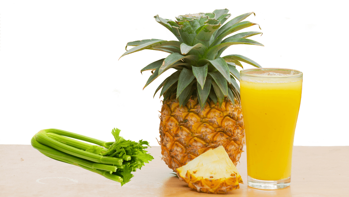 Prepara este jugo de apio con piña para tener un vientre más plano