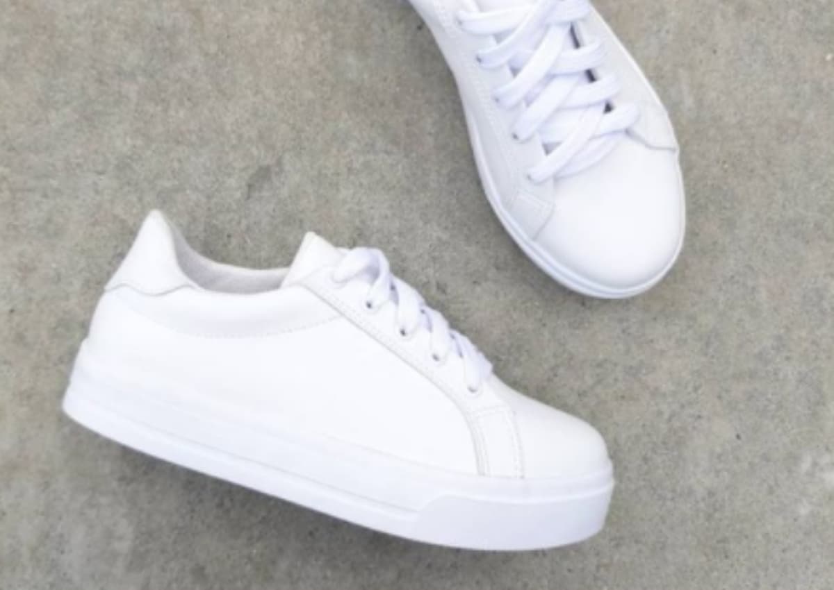 ¿Cómo lavar los tenis blancos sin que se manchen de amarillo?