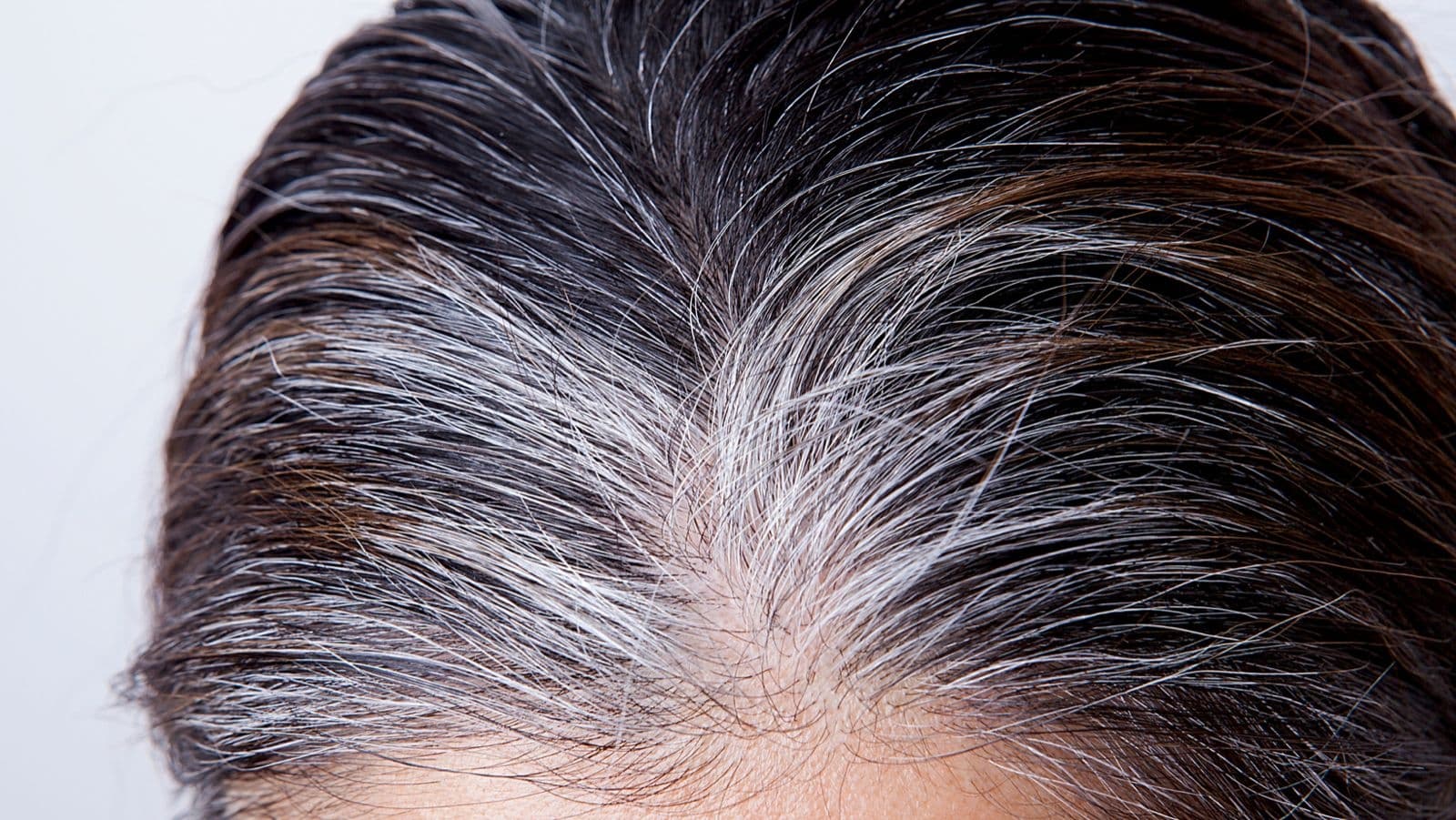Canas prematuras: ¿por qué aparecen y cómo prevenirlas?