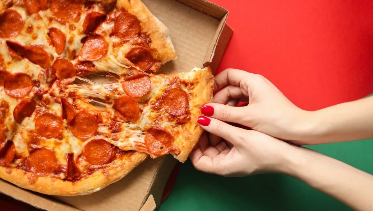 Desayunar pizza es más saludable que comer cereal, aseguran expertos