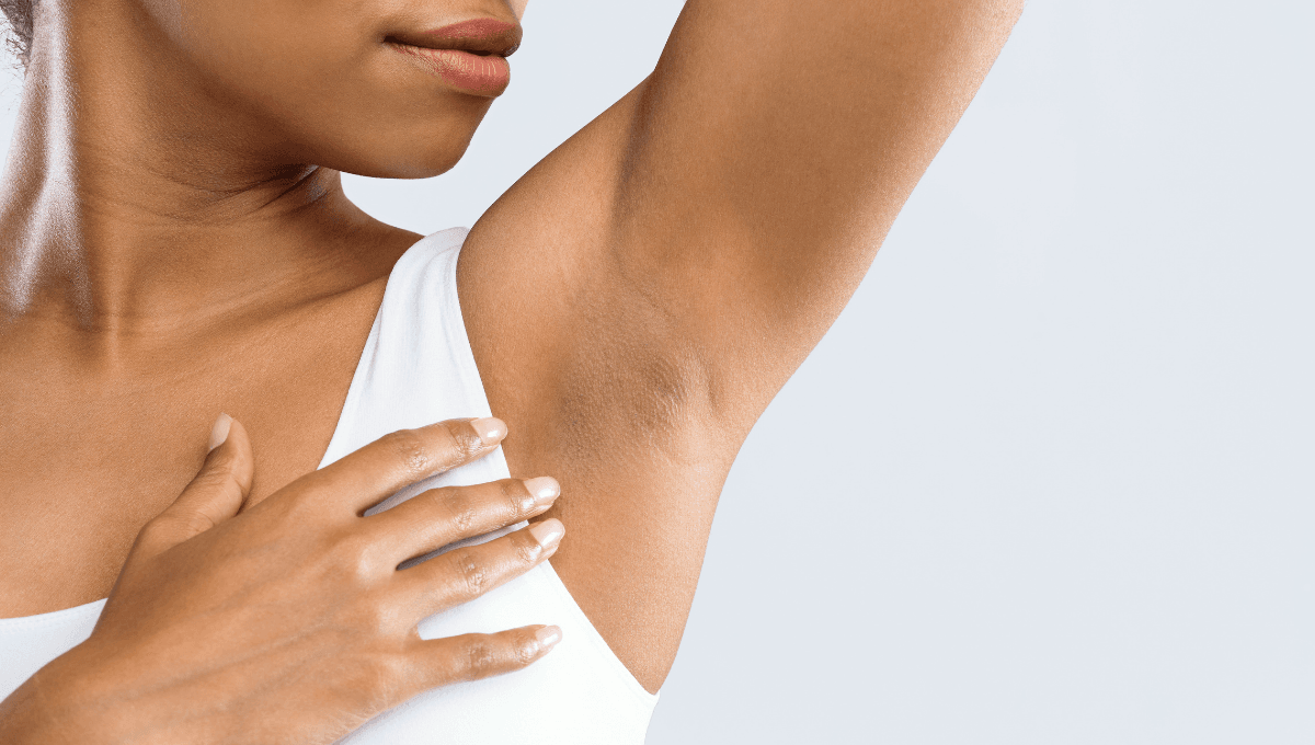 ¿Por qué tengo manchas negras en el cuello y axilas? Conoce todas las causas