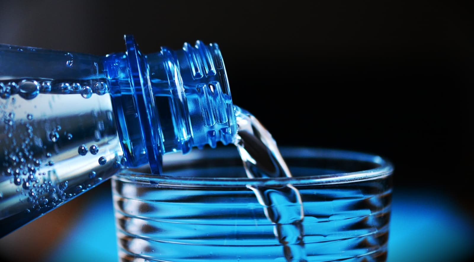 ¿Qué beneficios tiene tomar agua todos los días?