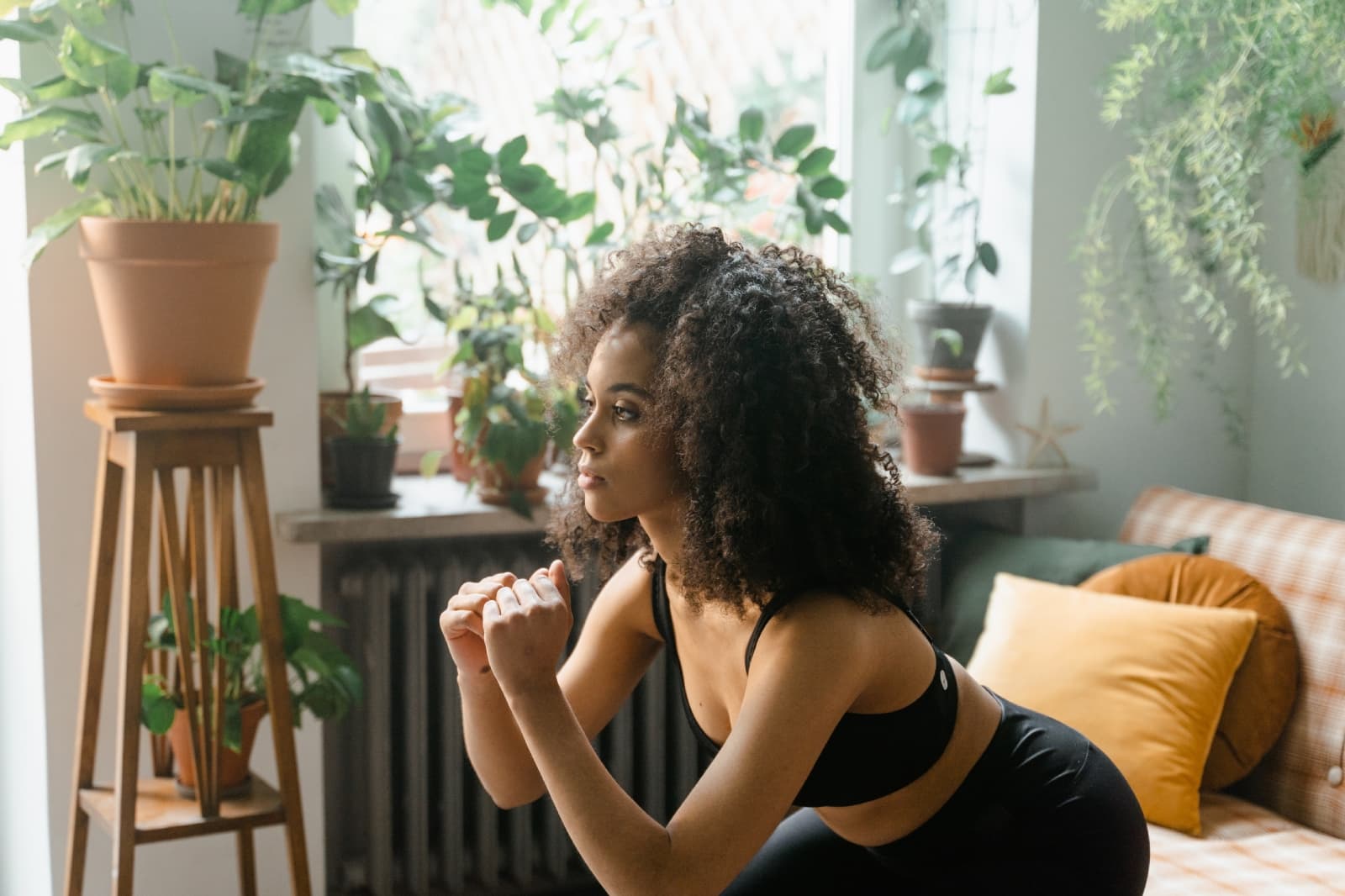 ¿Cómo se hace una sentadilla lateral? Tips para tonificar tus piernas correctamente