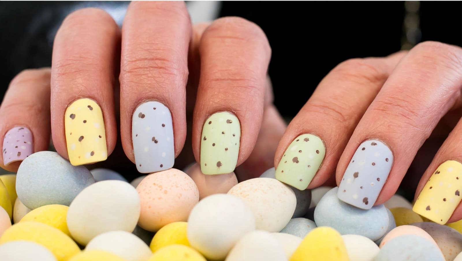 5 diseños de uñas en colores pastel para mujeres de más de 40 años