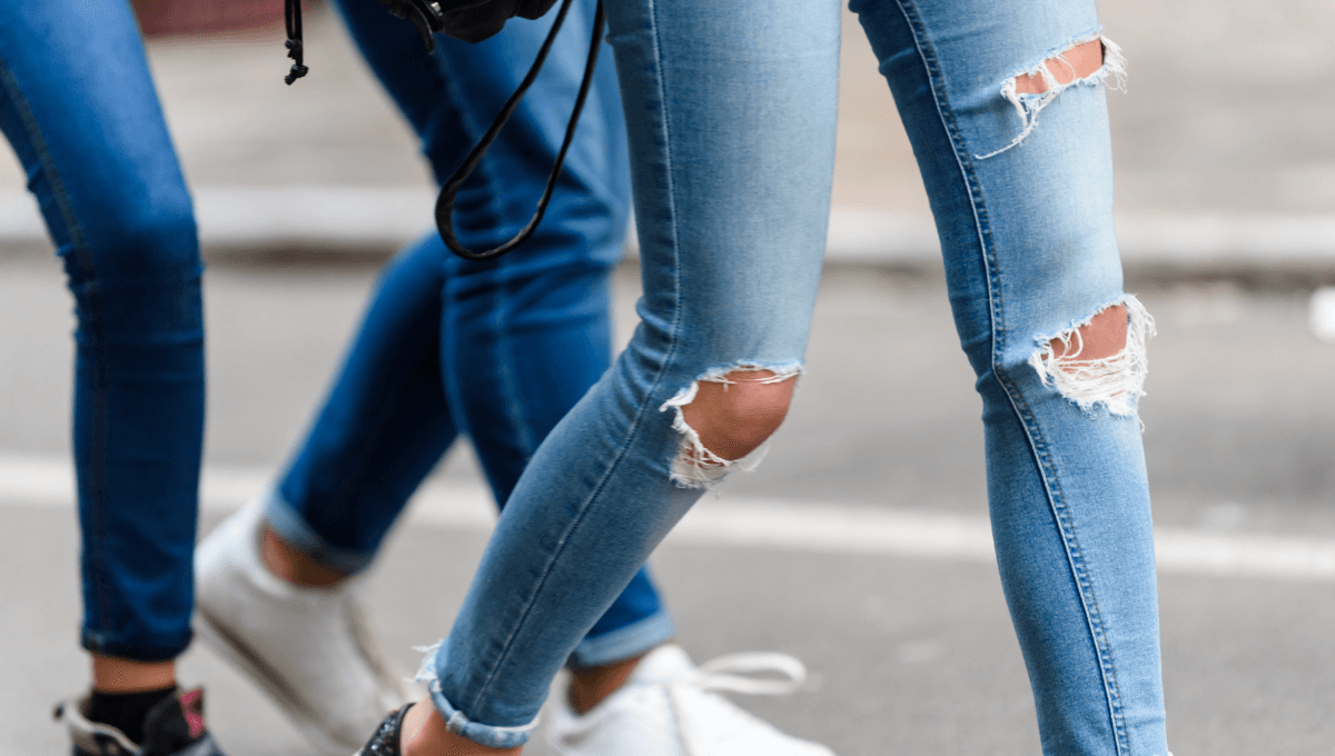 Esta es la razón por la que no debes usar pantalones rotos, según el Feng Shui
