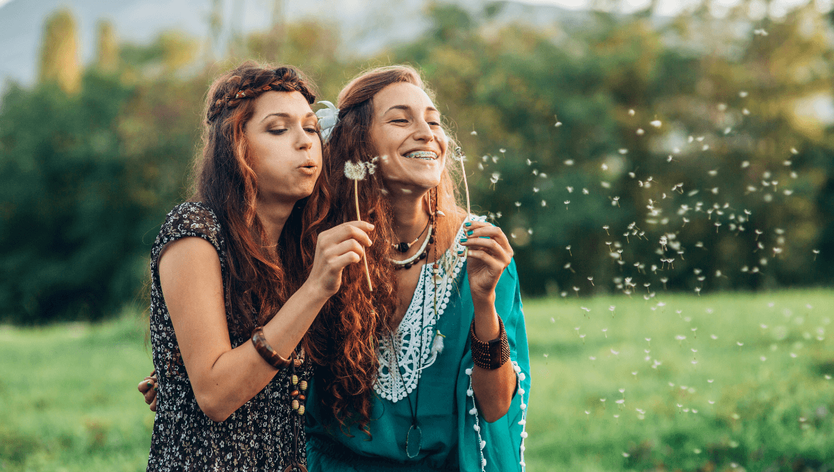 5 formas de llevar blusas boho si tienes más de 40 años