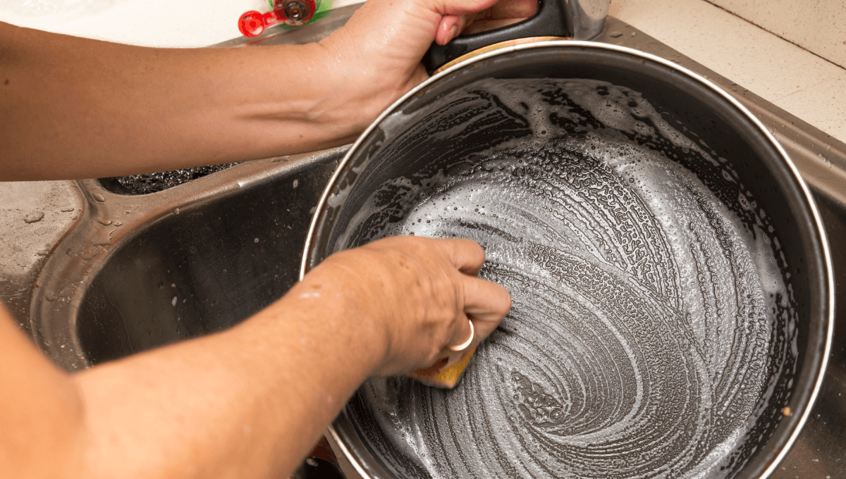 ¿Cómo quitar el sarro de los trastes, ollas y más utensilios de cocina?