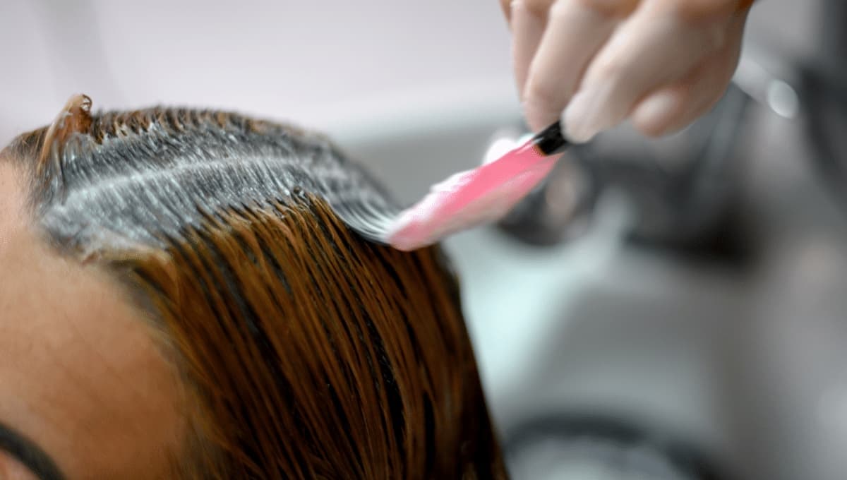 ¿Cómo aplicar el tinte de barros en casa para las canas?
