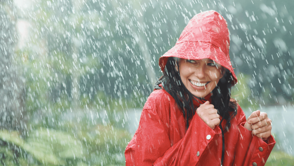 5 trucos para protegerte de la lluvia y evitar mojarte en la calle