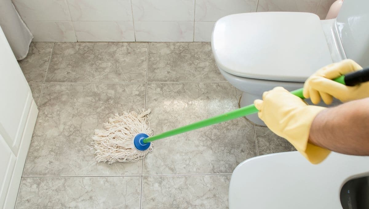 El truco definitivo para limpiar las juntas negras del piso del baño
