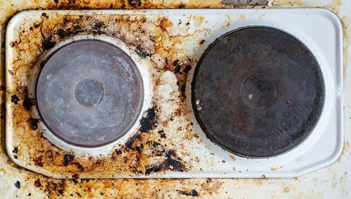 ¿Cómo quitar el cochambre pegado de la estufa? Prueba ESTE truco para limpiar la cocina