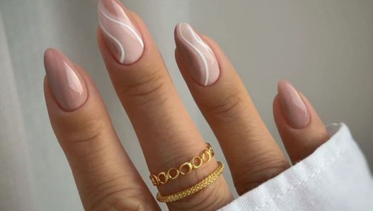 4 uñas en color beige con punta almendra elegantes para dama honor