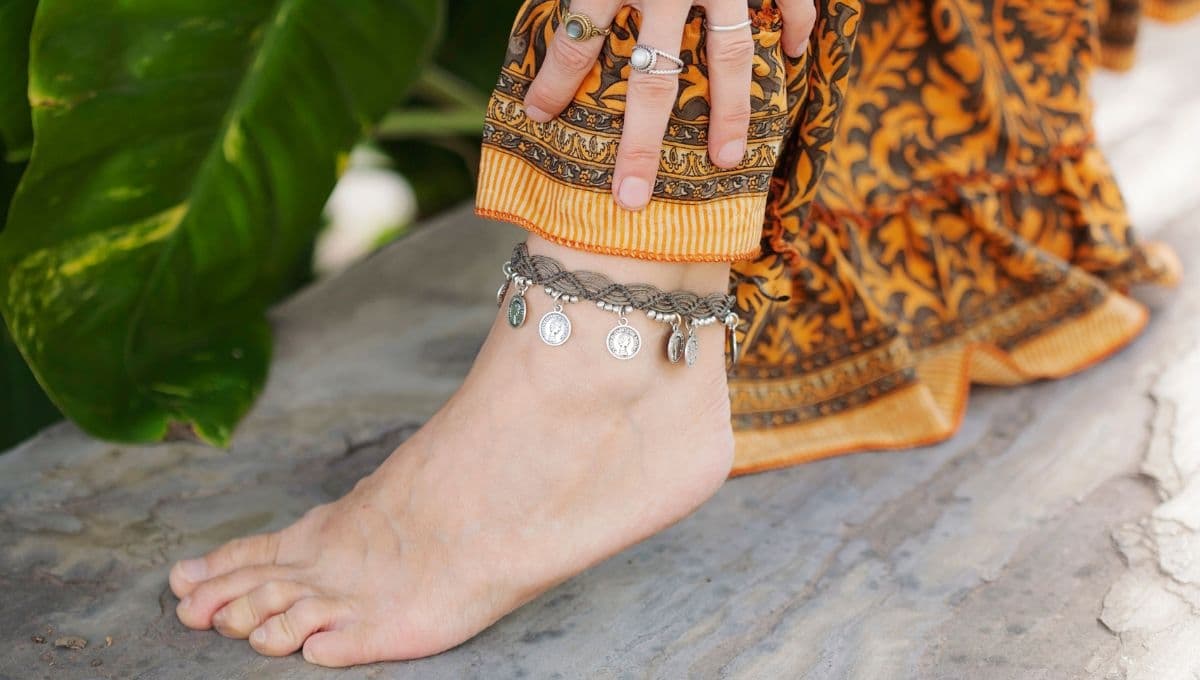 ¿Qué significa que una mujer use una pulsera en el tobillo?