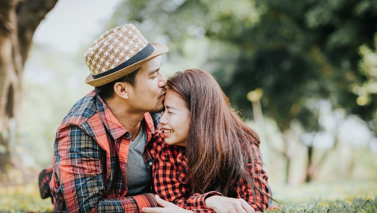 ¿Qué significa que un hombre te bese la frente? 5 razones que lo delatan