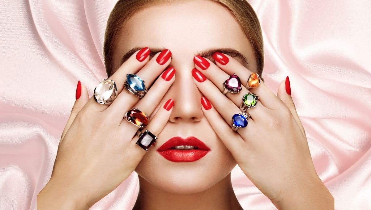 ¿Qué significa que una mujer use muchos anillos, según la psicología?