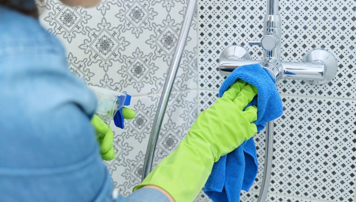 5 trucos de limpieza para el baño que lo dejará brillante sin esfuerzo