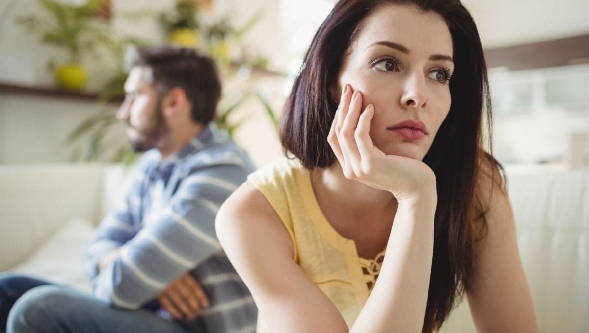 Del control al aislamiento: señales de que tu pareja te maltrata emocionalmente