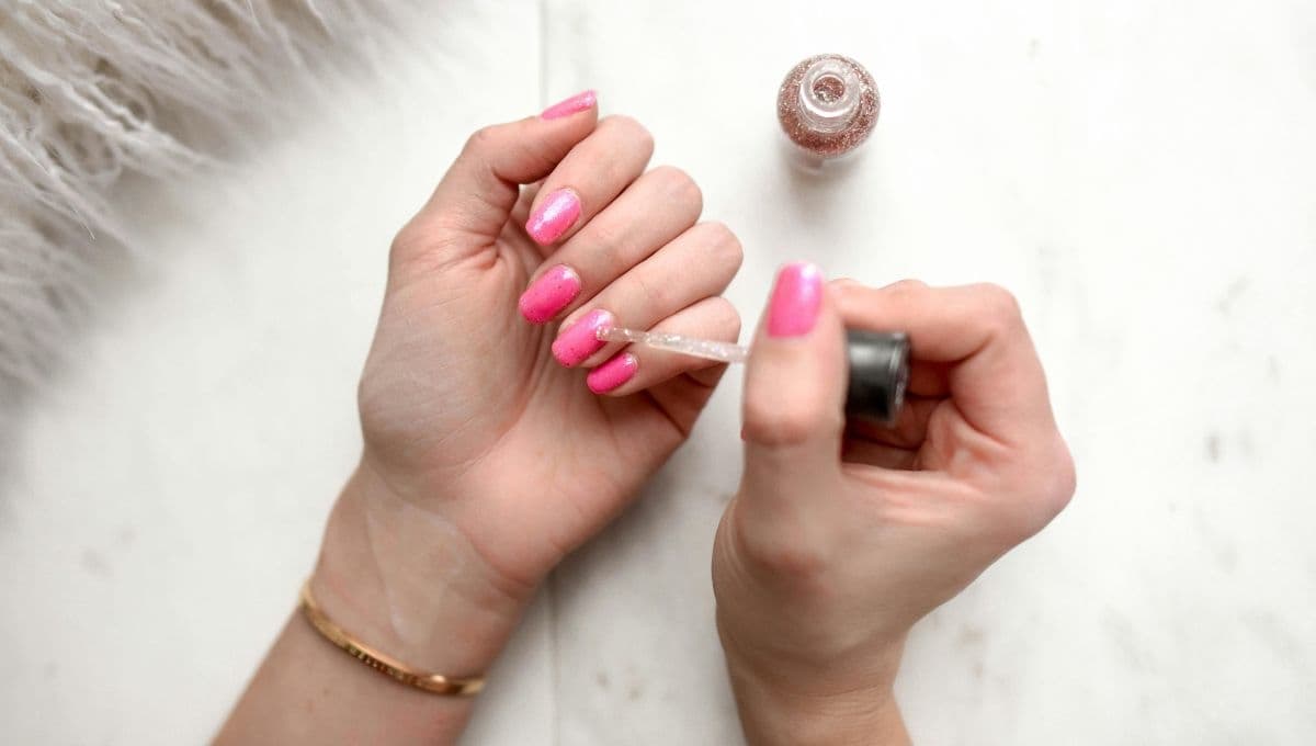 ¿Qué es el Moon Manicure y cómo utilizar el diseño en tus uñas?
