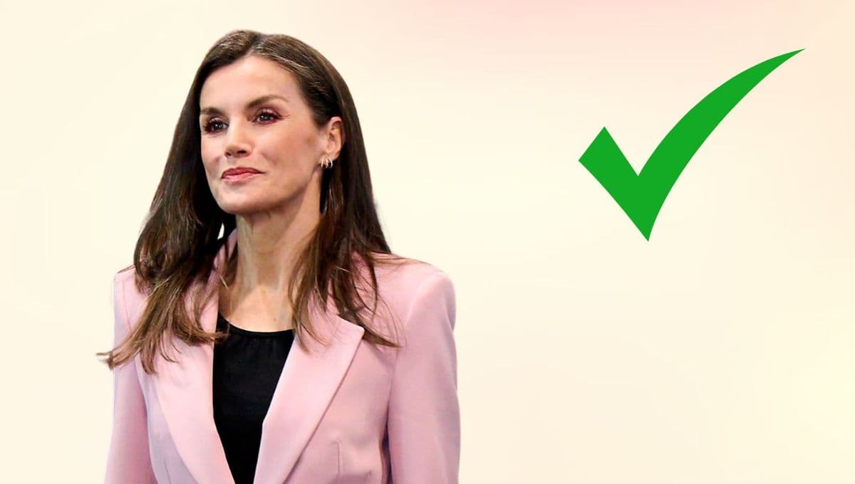 La reina Letizia muestra cómo llevar un escote V de forma sencilla y elegante