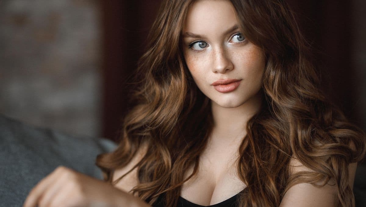 Mechas woodlights, la técnica para ocultar canas en cabello castaño