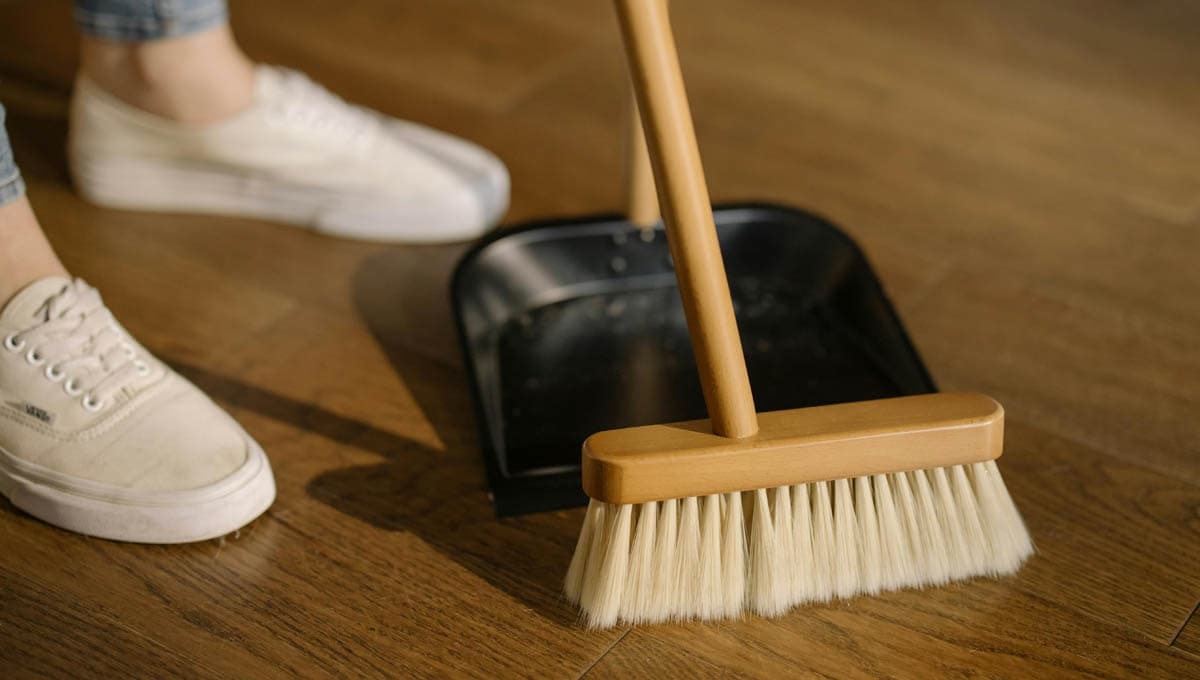 La razón desconocida por la que JAMÁS debes barrer en Semana Santa