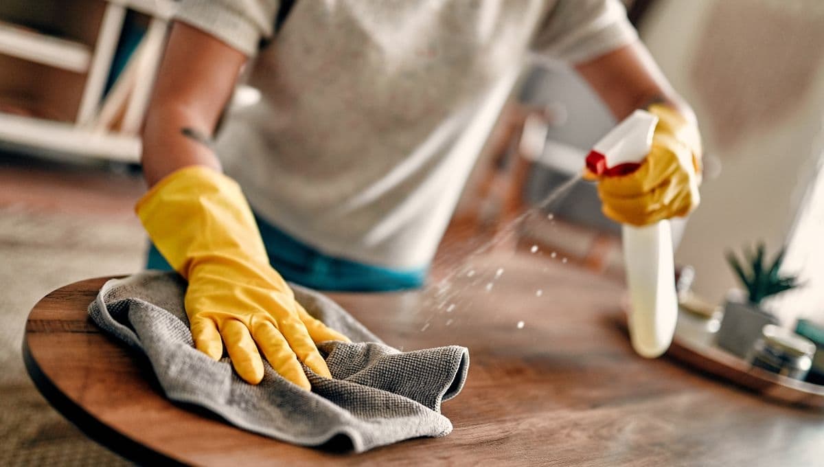 ¿Cómo limpiar la casa con agua bendita?