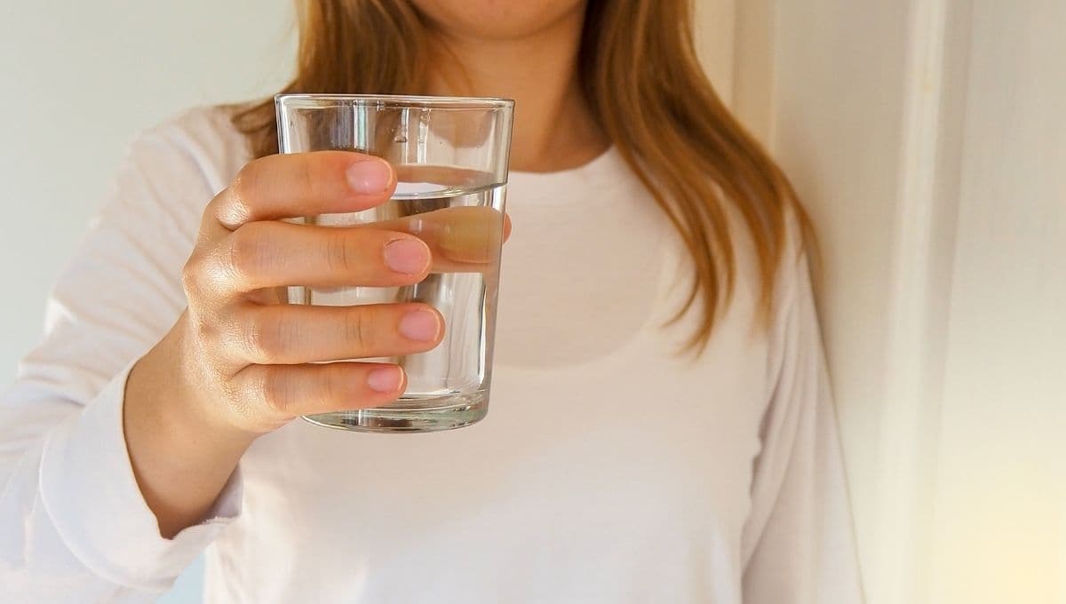 La técnica del vaso de agua, la forma más efectiva para manifestar algo
