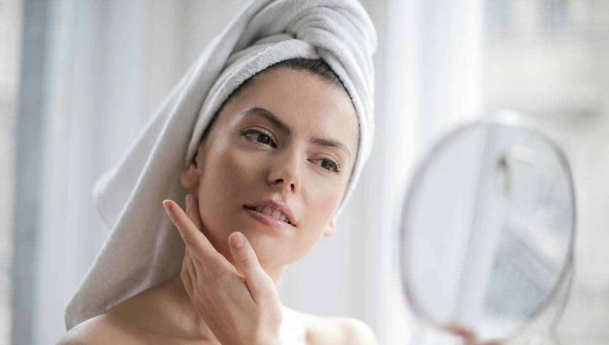 Productos de skincare que te pueden causar granitos en la cara si no los usas bien