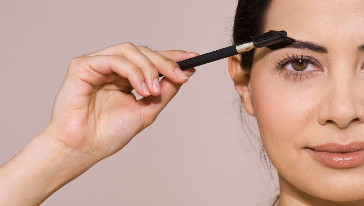 ¿Cómo aplicar aceite en las cejas para que crezcan?