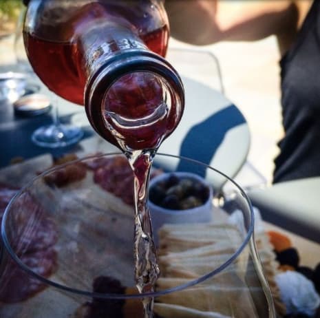 6 productos caseros que te ayudarán a QUITAR las manchas de VINO TINTO