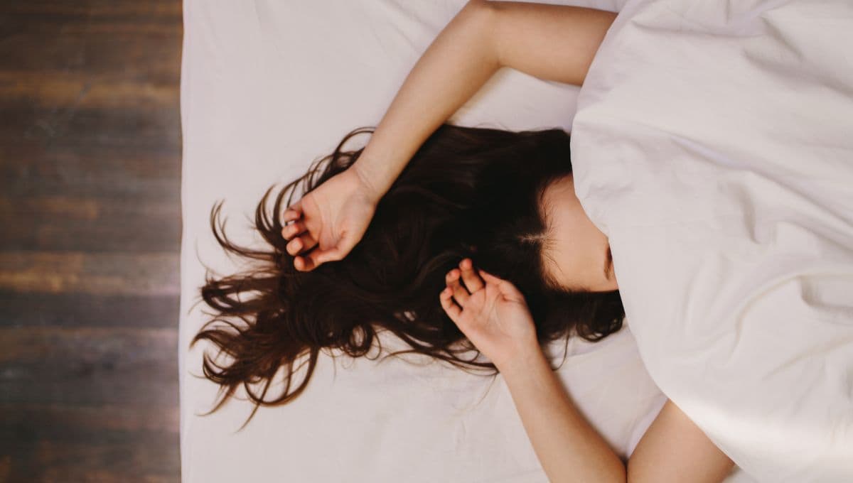 ¿Es mejor dormir con el cabello suelto o recogido?