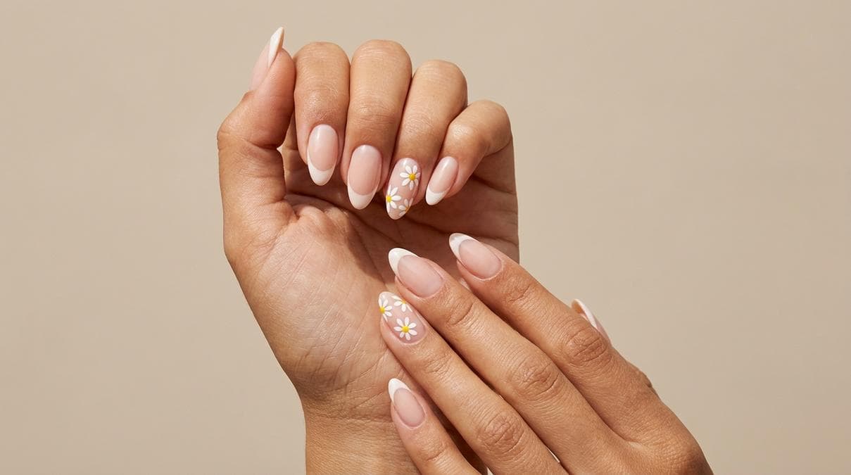 Uñas francesas con flores: diseños elegantes y femeninos